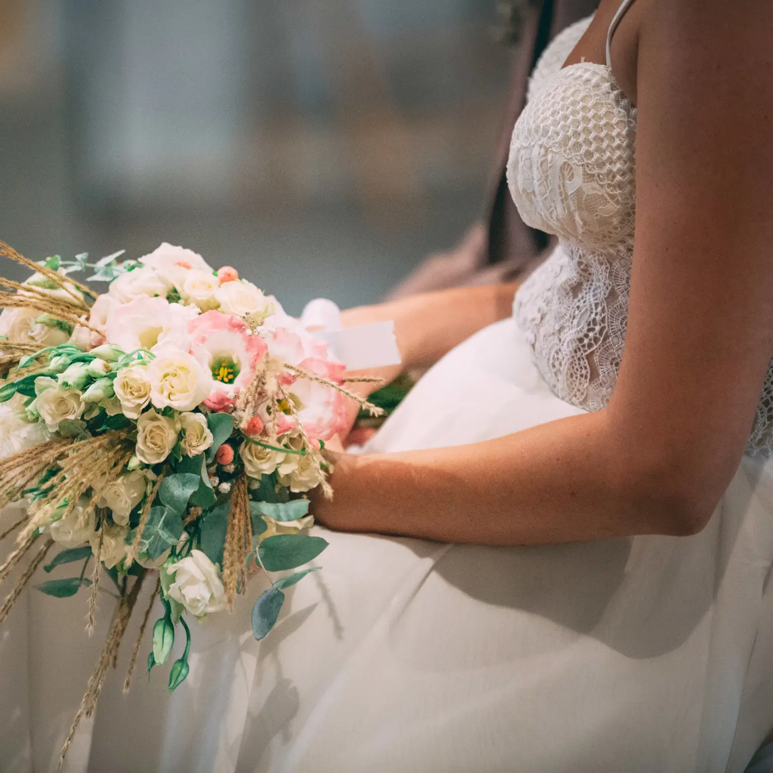 Bouquet de mariée aux fleurs pastel avec eucalyptus et blé, conçu par Yello Event dans le Gard