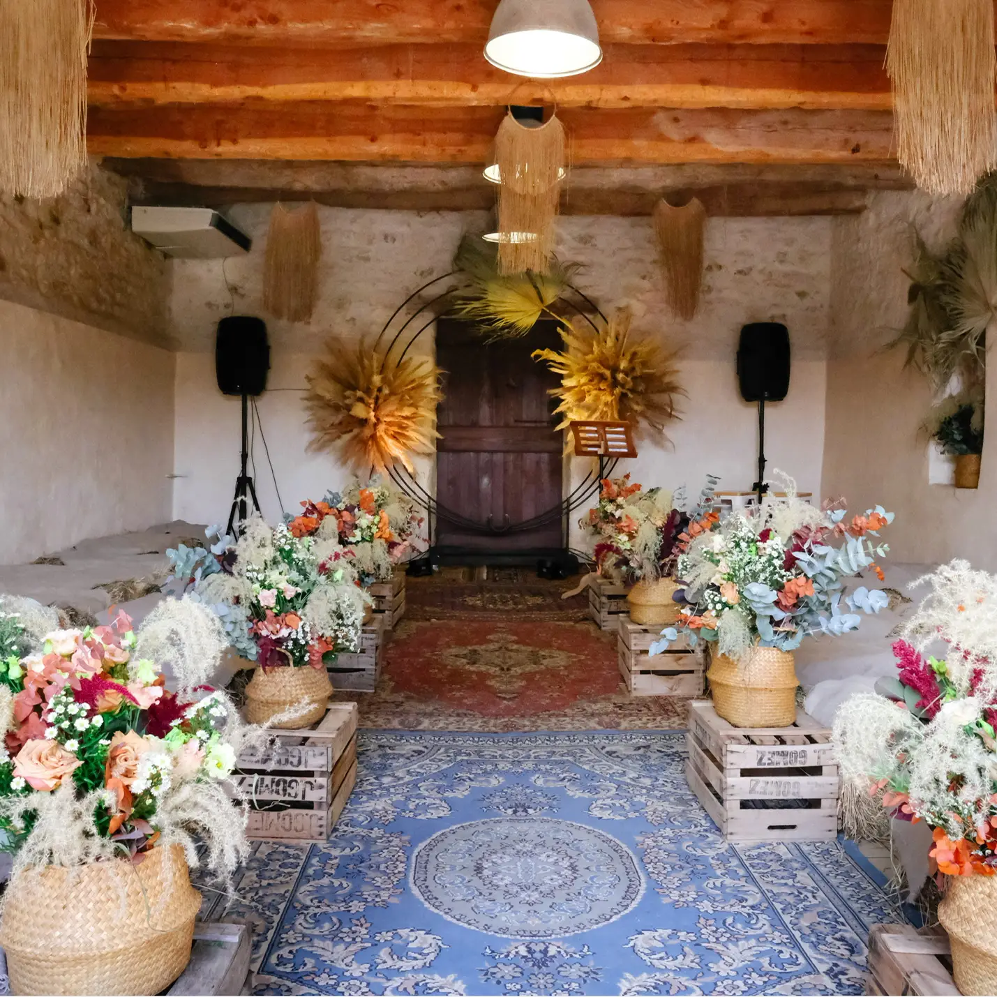 Décoration florale bohème pour une cérémonie de mariage en intérieur dans le Gard par Yello Event
