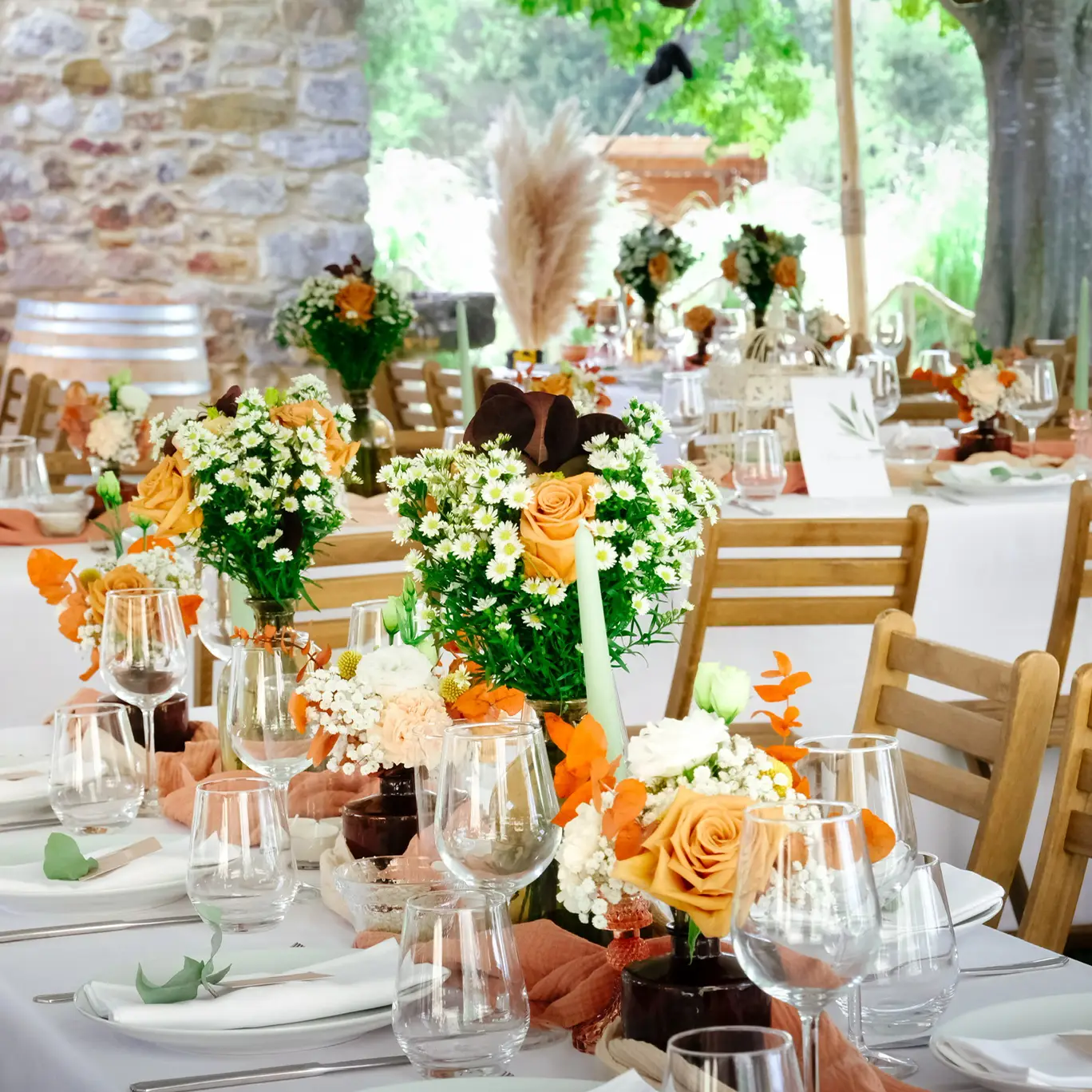 Boutonnières de mariage en fleurs séchées et eucalyptus, réalisées par Yello Event dans le Gard