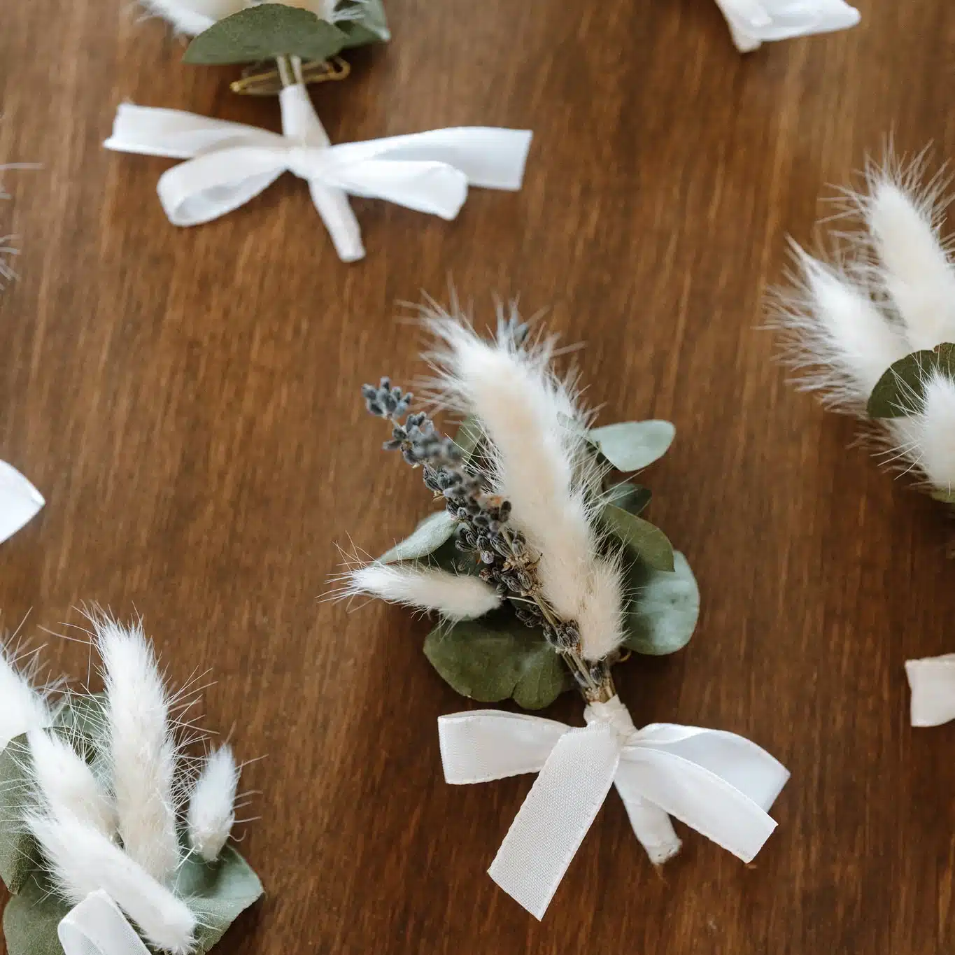 Boutonnières de mariage en fleurs séchées et eucalyptus, réalisées par Yello Event dans le Gard