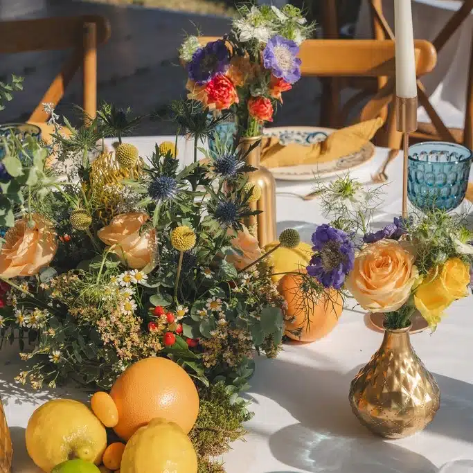Centre de table floral et fruité pour un mariage dans le Gard par Yello Event