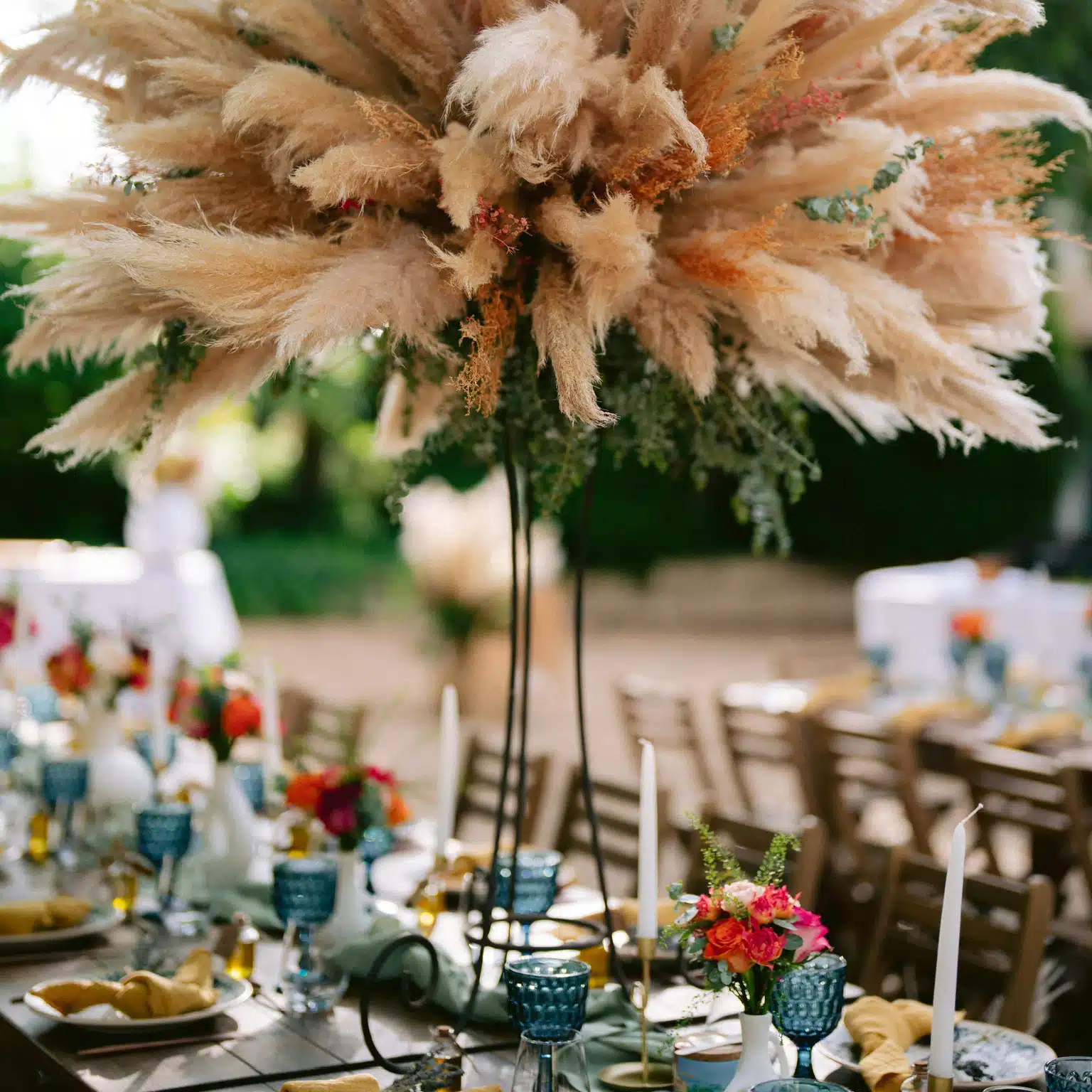 Centre de table spectaculaire en fleurs séchées et herbes de la pampa réalisé par YelloEvent & Co
