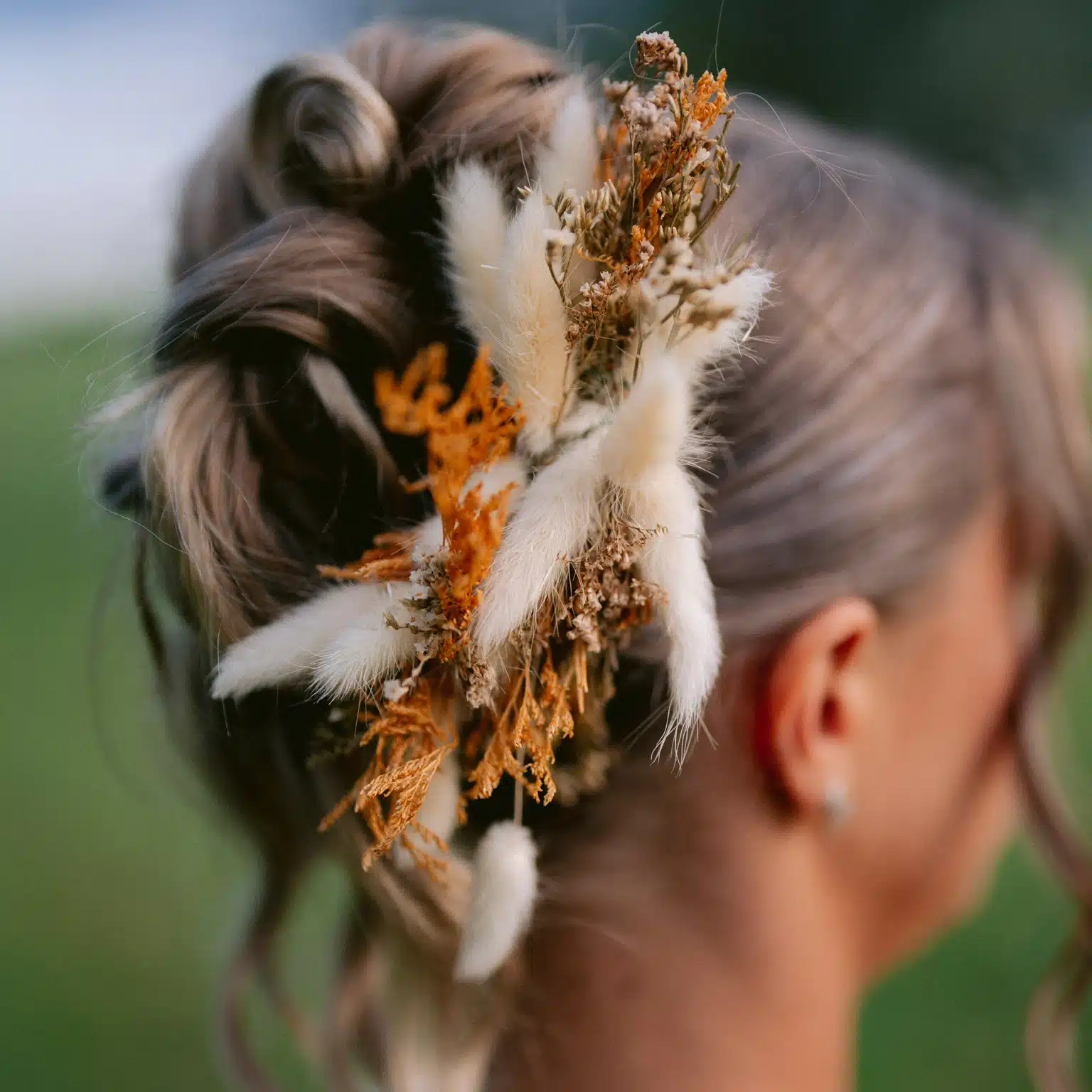 Coiffure de mariée bohème avec fleurs séchées et herbes naturelles réalisée par YelloEvent & Co
