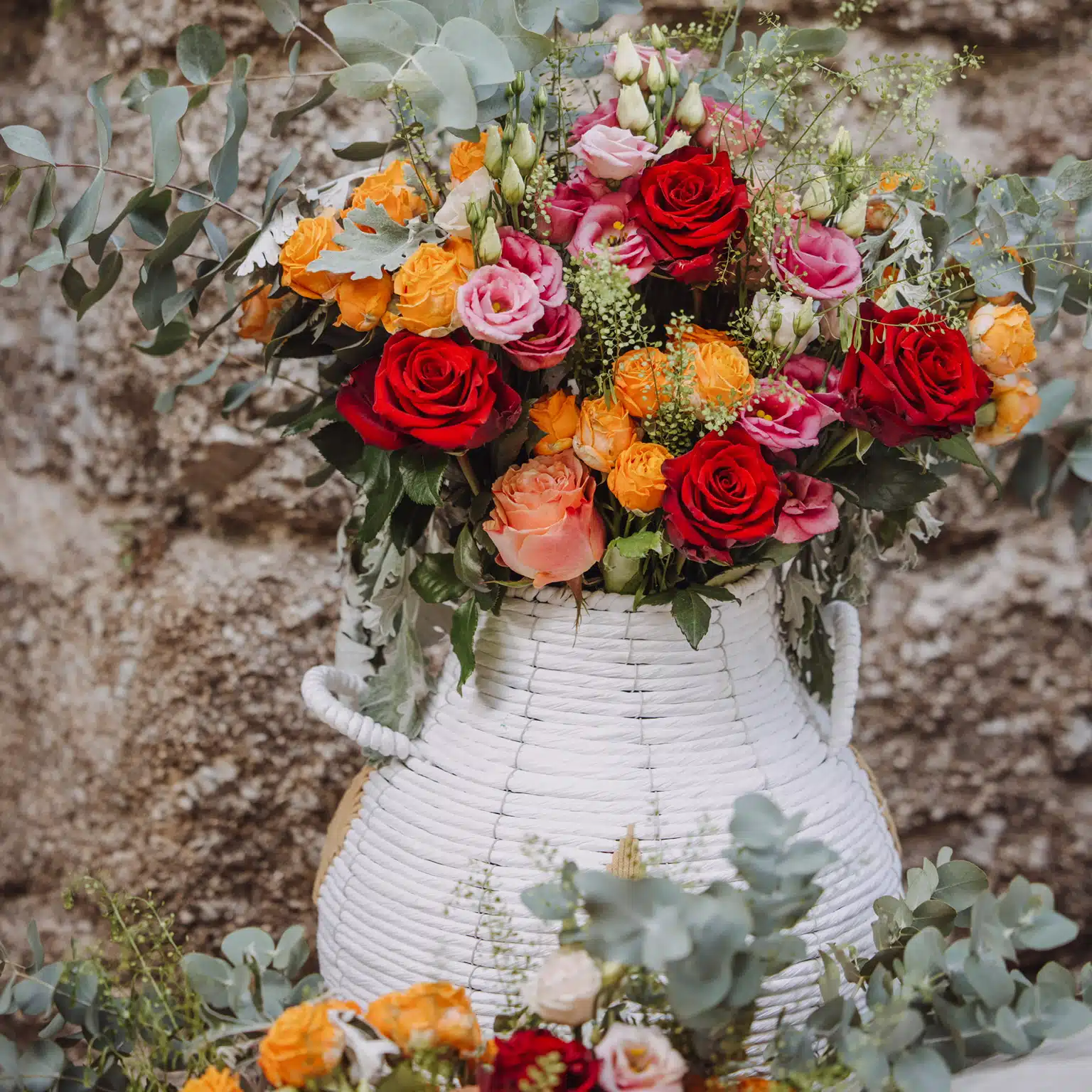 Composition florale généreuse et colorée dans un vase blanc, décoration par YelloEvent & Co