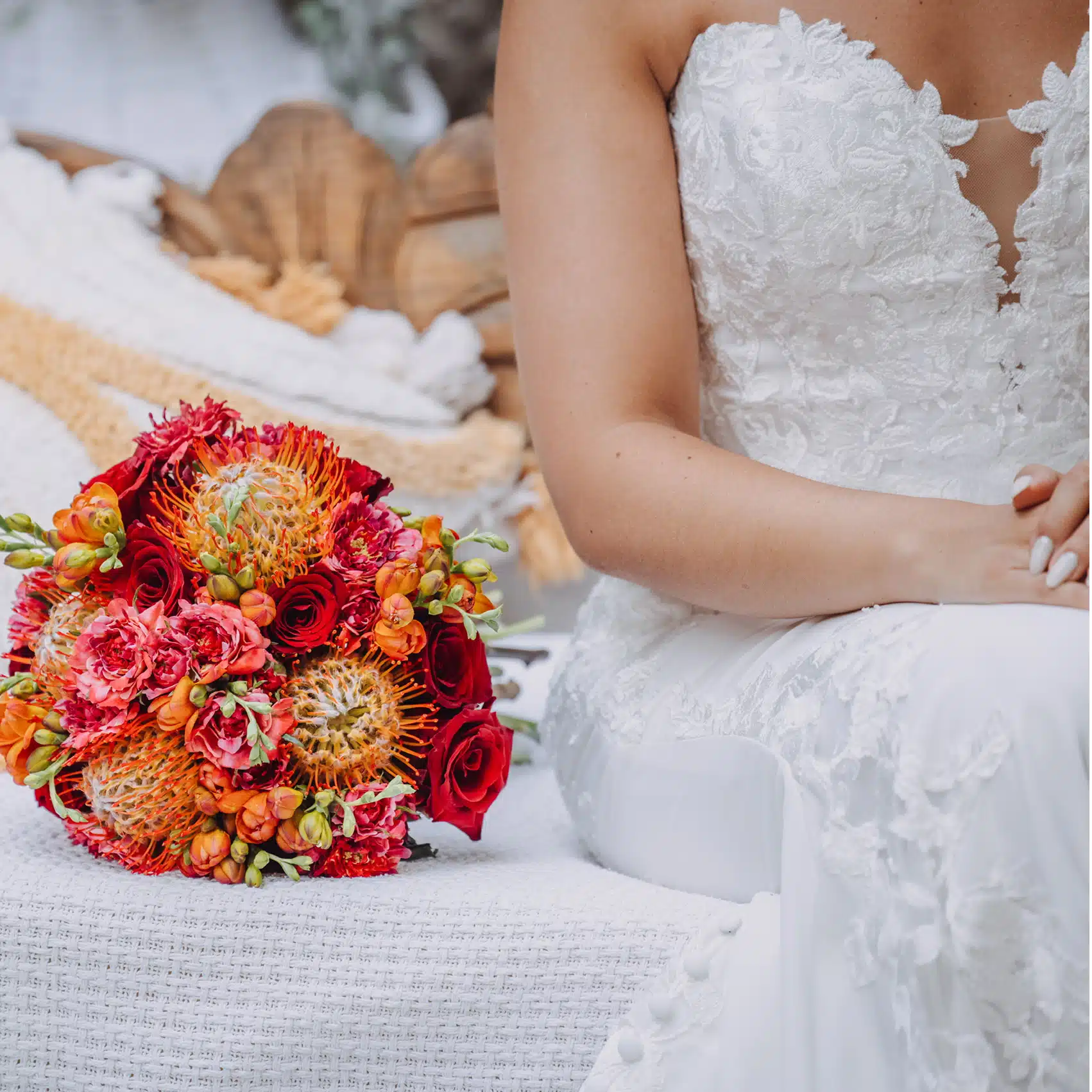 Bouquet de mariée coloré aux tons rouge et orange, réalisé par YelloEvent & Co