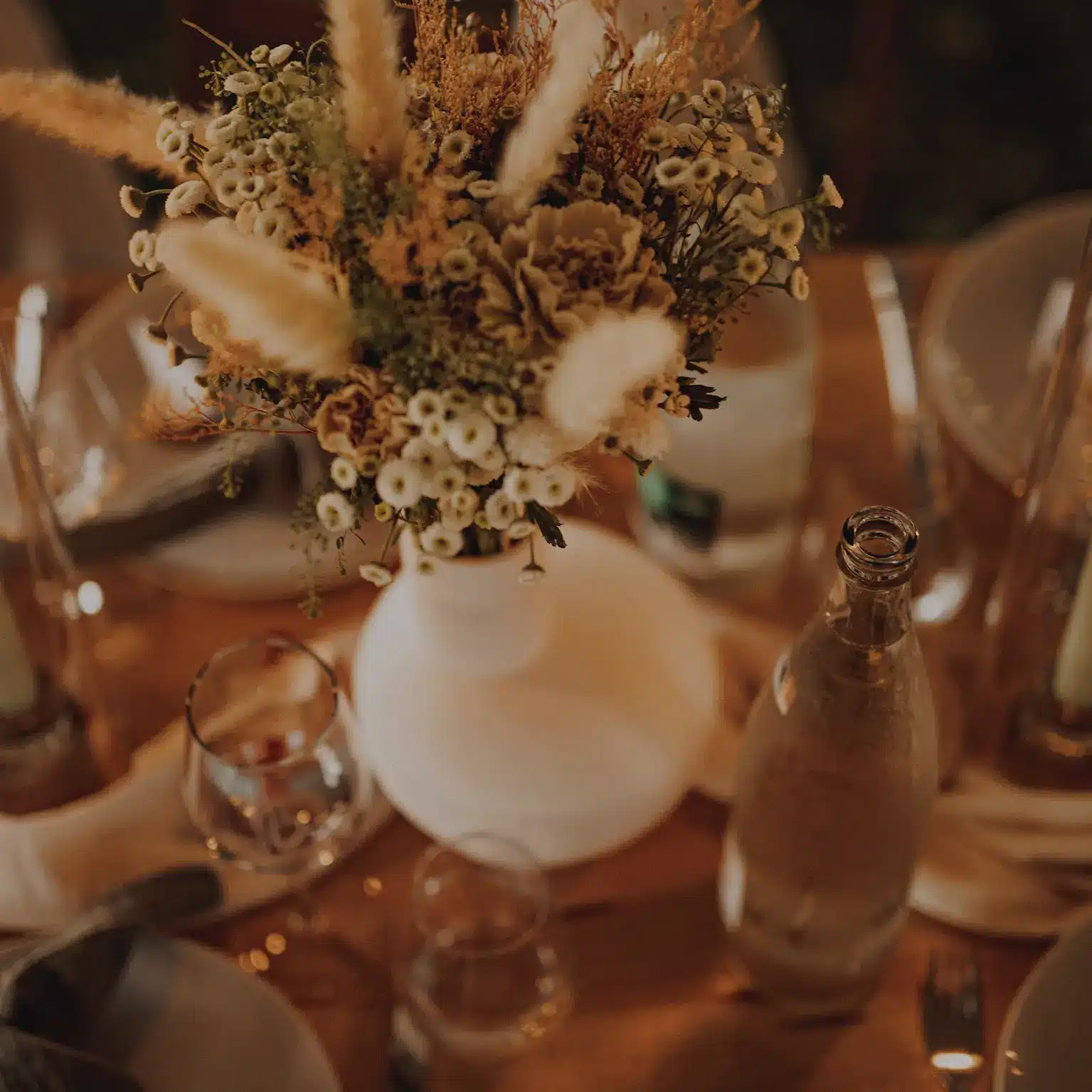 Décoration florale élégante avec roses blanches et eucalyptus pour un mariage par YelloEvent & Co