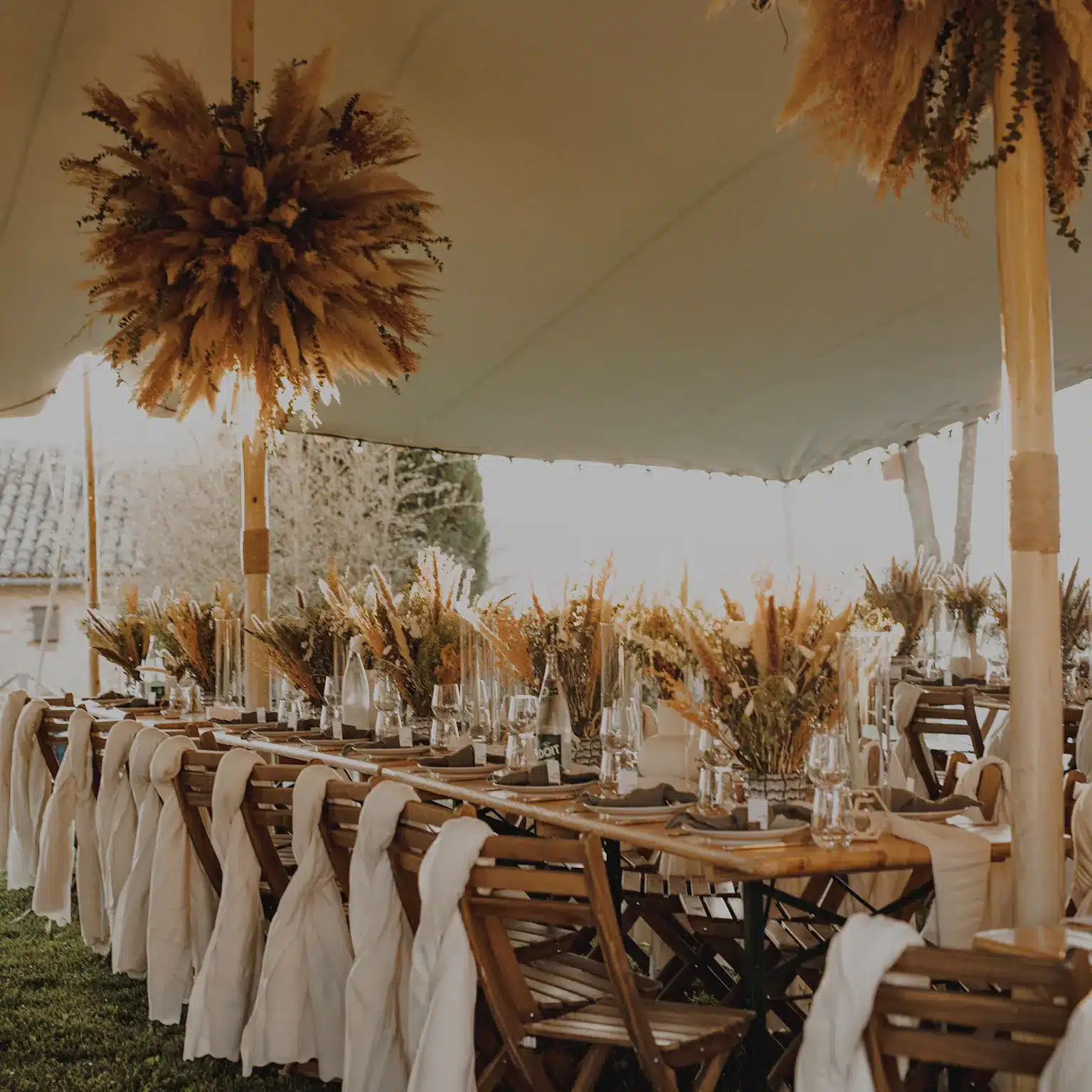Table de mariage élégante décorée de fleurs blanches et bougies, réalisée par YelloEvent & Co