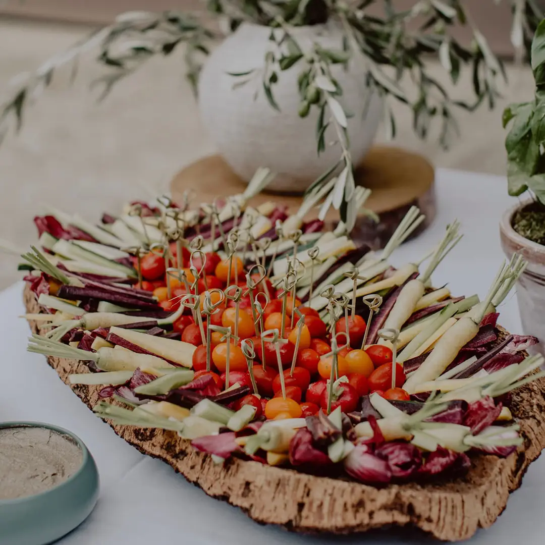 Plateau de légumes croquants et colorés avec piques, présenté lors d’un mariage par Yello Event