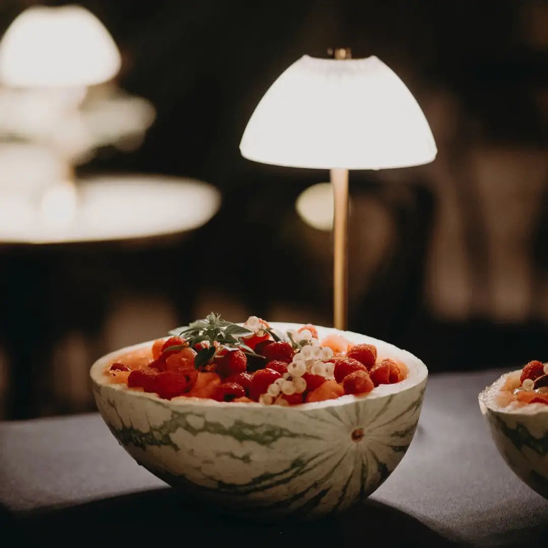 Salade de fruits rouges servie dans une coque de pastèque lors d’un mariage organisé par Yello Event