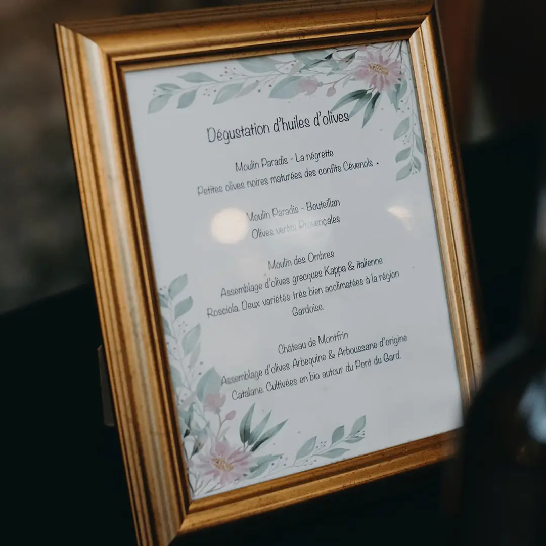 Cadre doré présentant les huiles d’olive proposées à la dégustation lors d’un mariage Yello Event