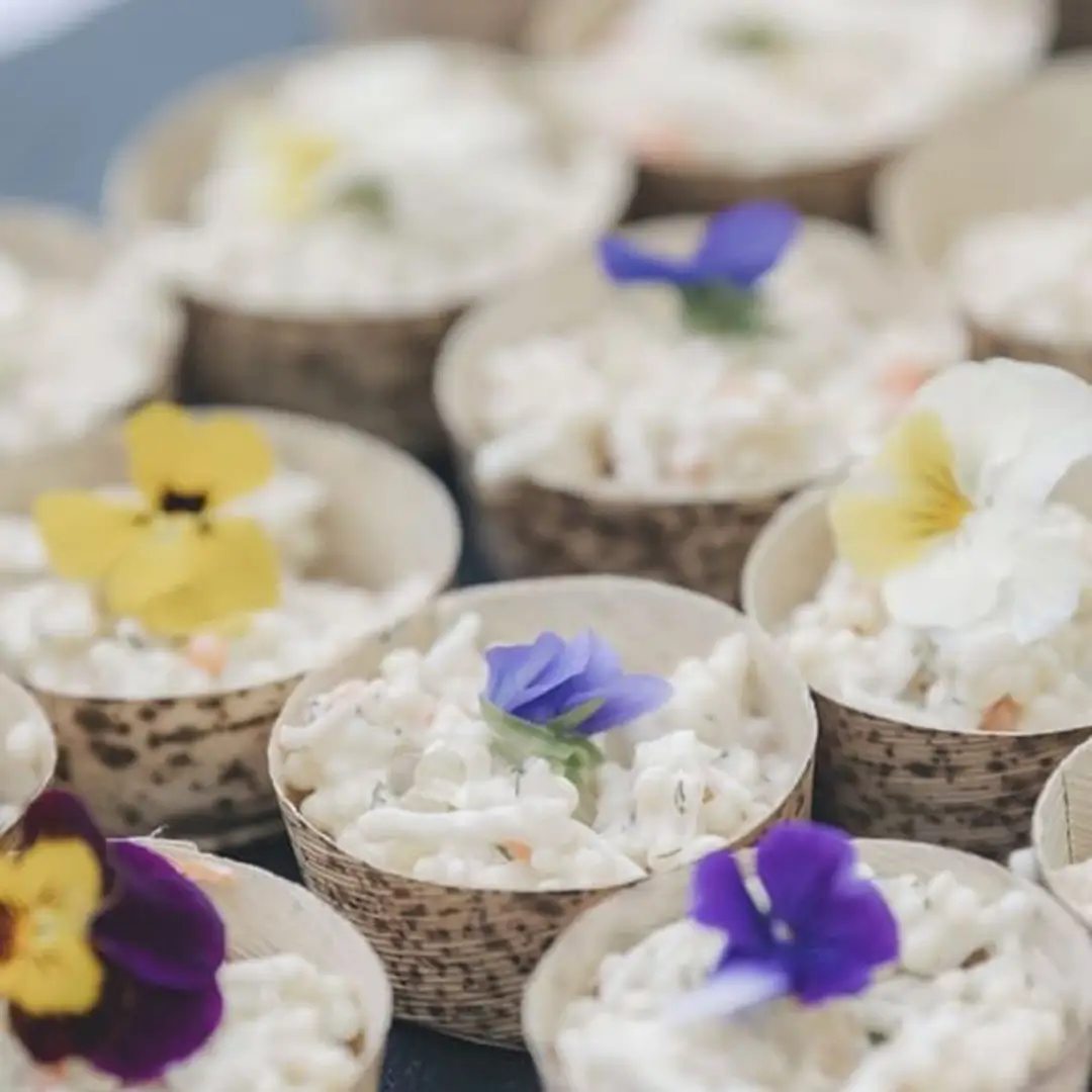 Mini verrines de riz crémeux garnies de fleurs comestibles – traiteur mariage Yello Event