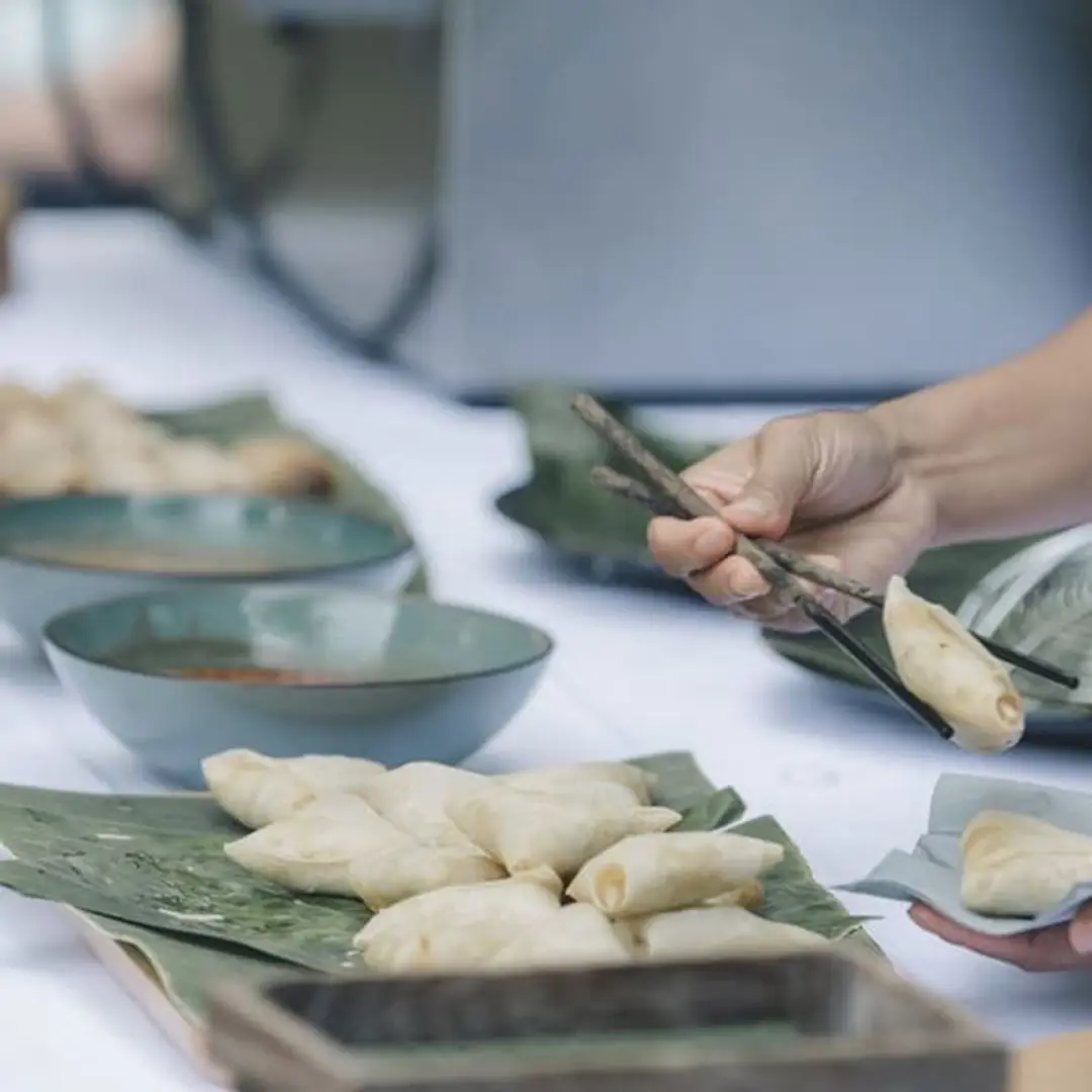 Bouchées asiatiques servies avec des baguettes en bois – buffet traiteur Yello Event