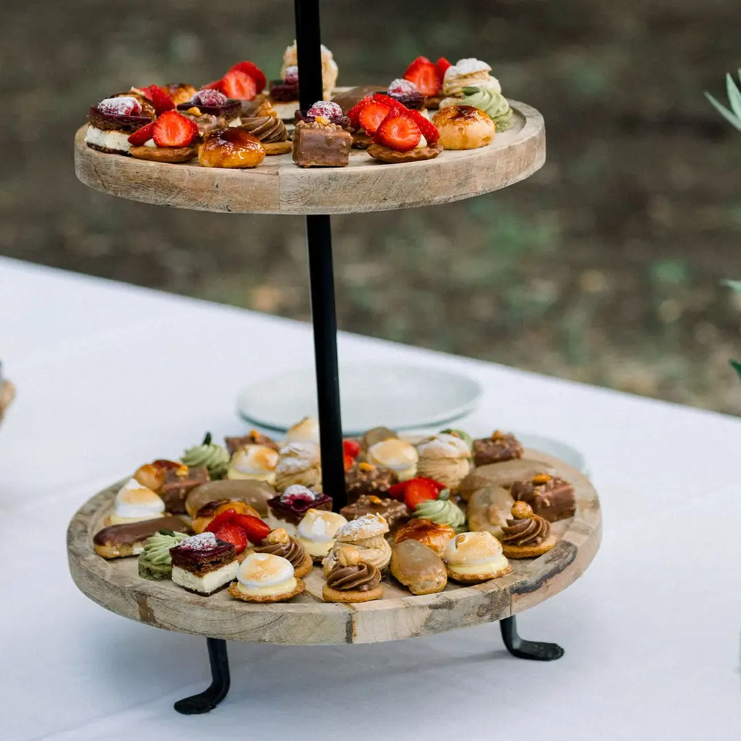 Présentoir à deux étages garni de mignardises sucrées – buffet dessert signé Yello Event