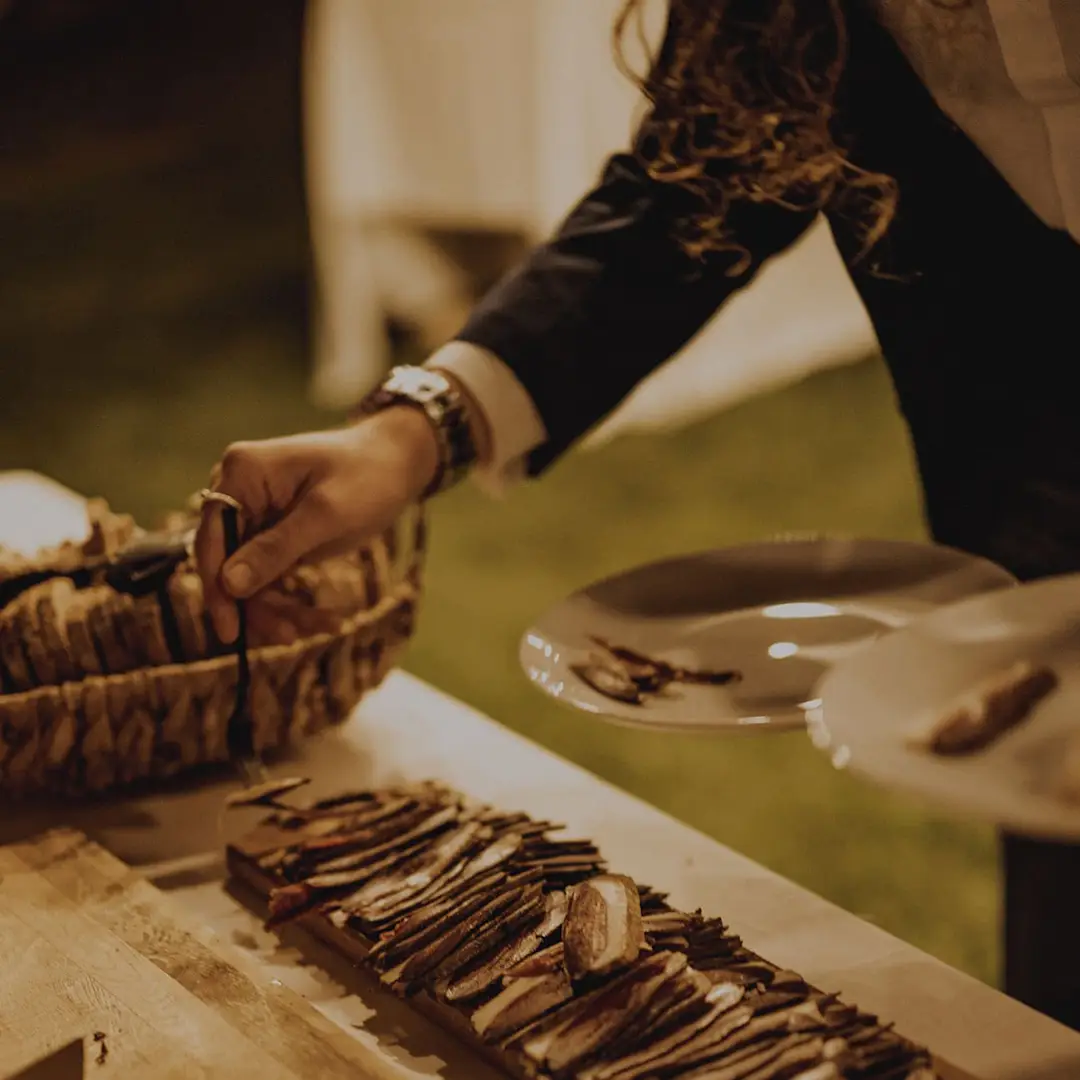 Invité se servant en tranches de charcuterie fine lors d’un buffet nocturne organisé par Yello Event traiteur dans le Gard