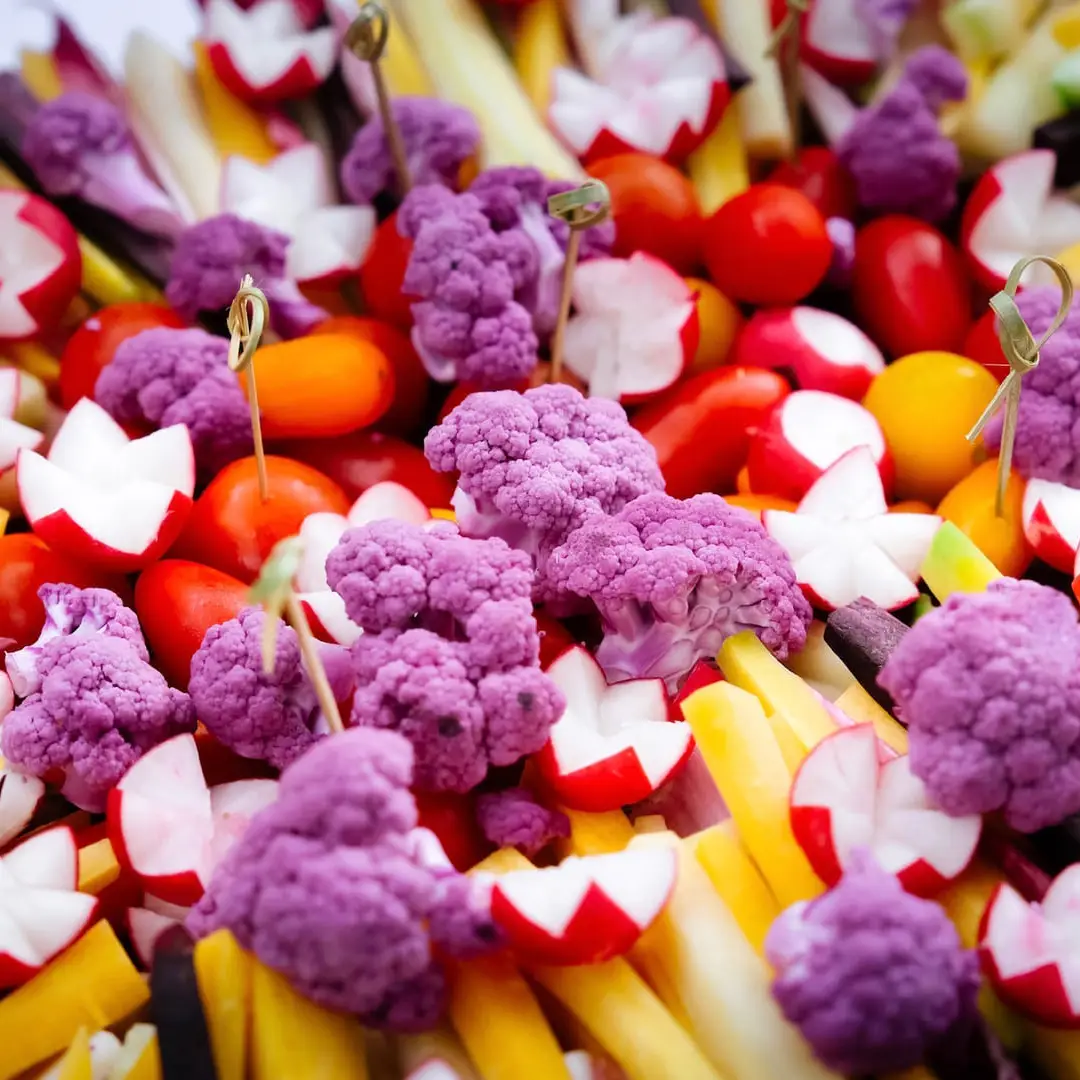mélange de chou-fleur violet, radis et légumes croquants pour un mariage dans le Sud de la France