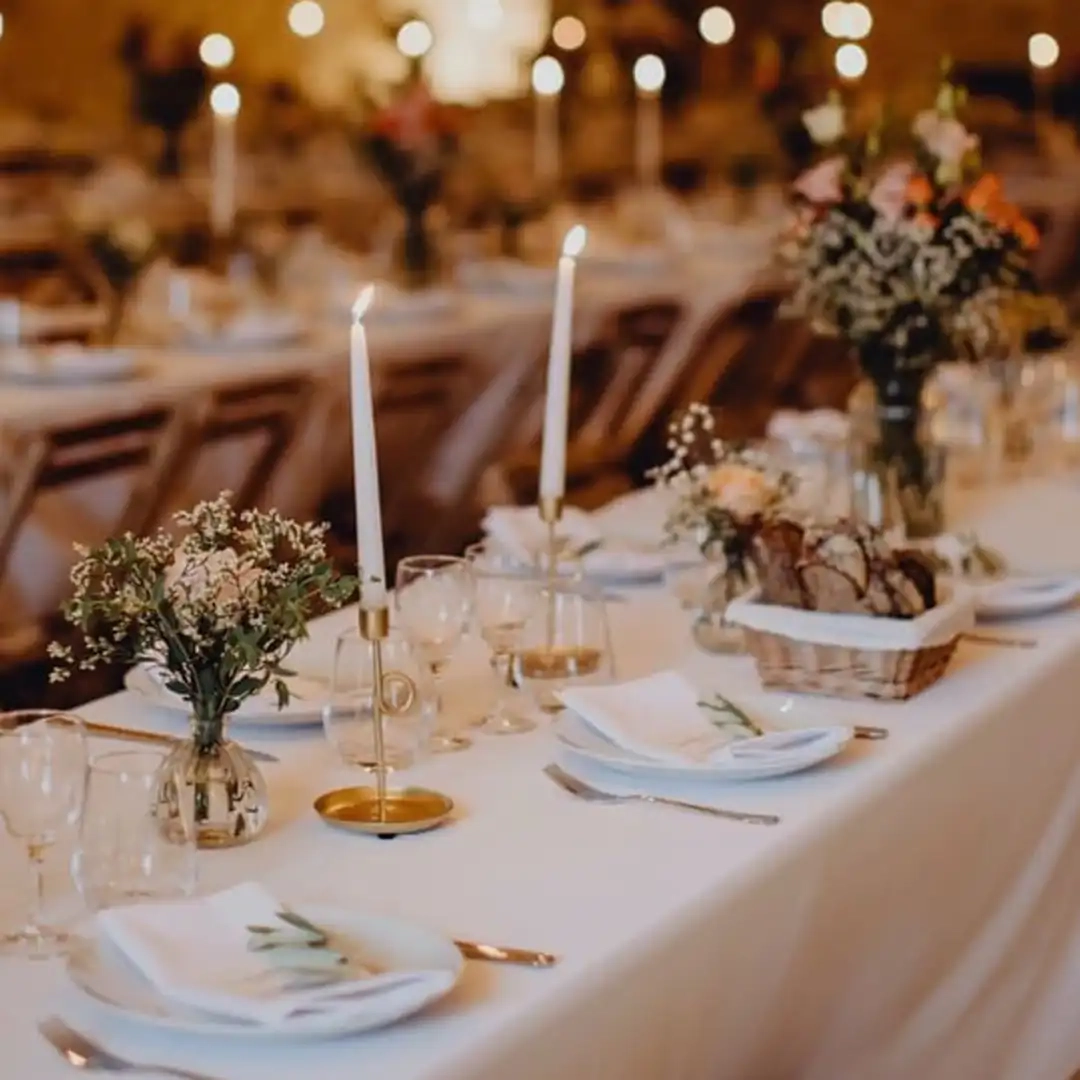 Décoration de table de mariage avec bougies, fleurs et vaisselle raffinée