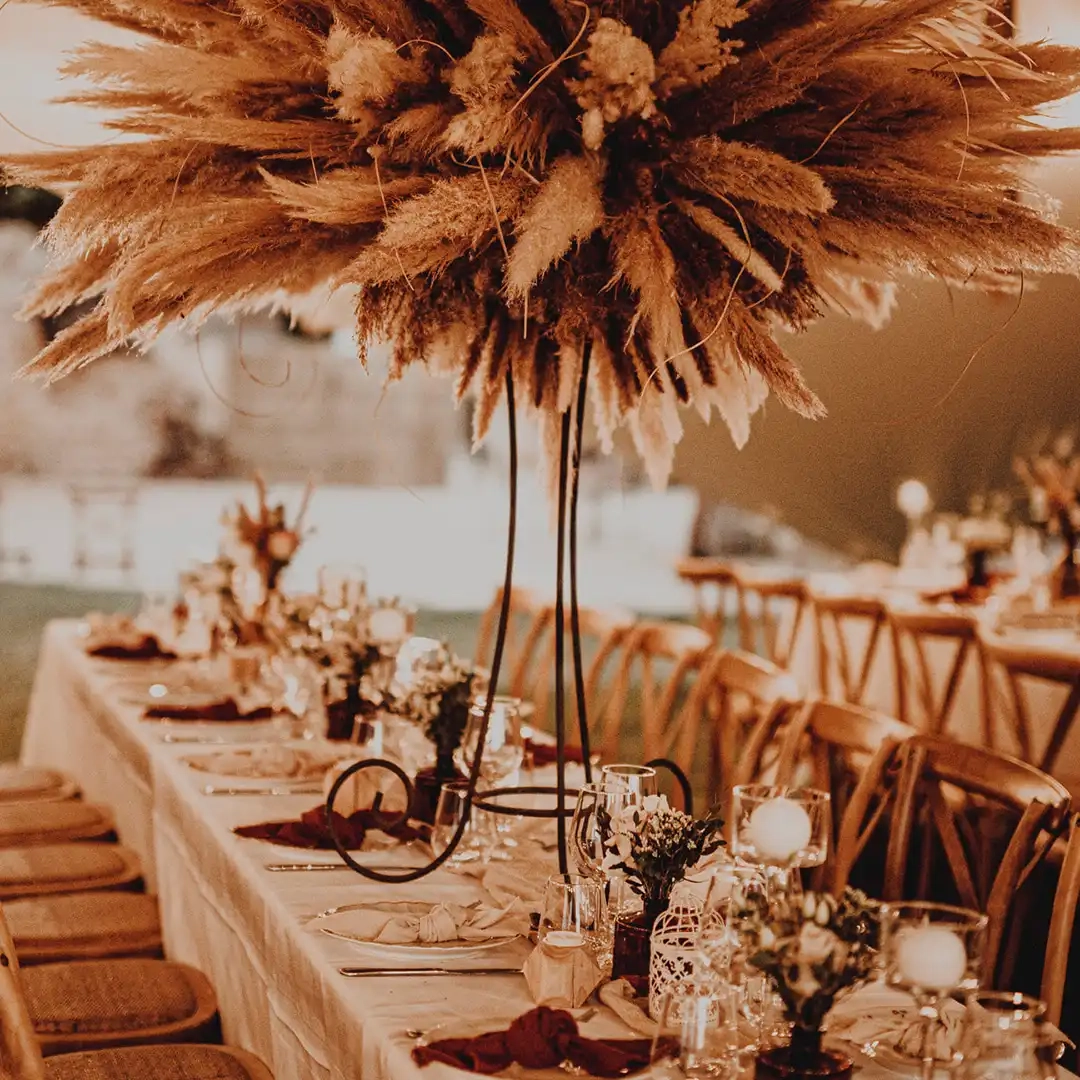 Décoration de table de mariage champêtre avec centre de table en herbes de la pampa