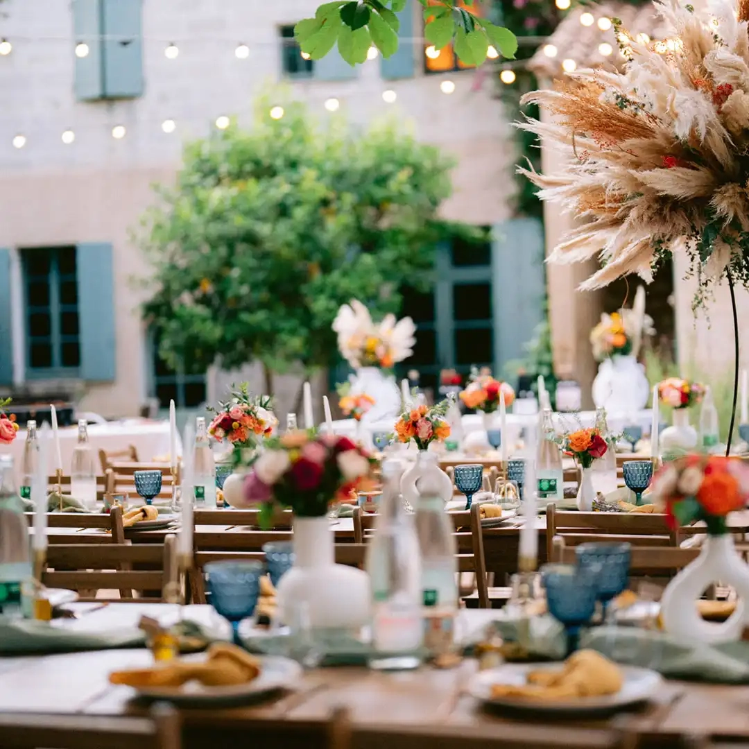 Réception de mariage organisée par YelloEvent dans le Sud de la France, table extérieure élégamment décorée avec compositions florales et pampas séchées